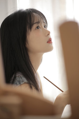 成为丧尸后她躺赢了