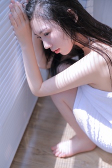 咸鱼的阴影之间