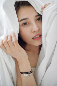 龙口下的少女